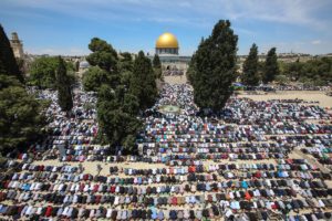 Despite restrictions 180,000 Muslims pray at Al-Aqsa Mosque on first Friday of Ramadan