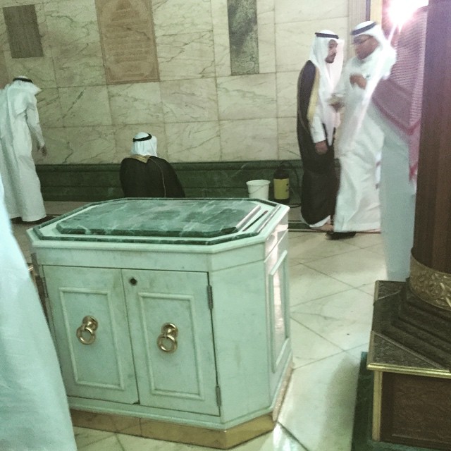 What is inside the Kaaba "Kabah"? (360° degree VIEW)