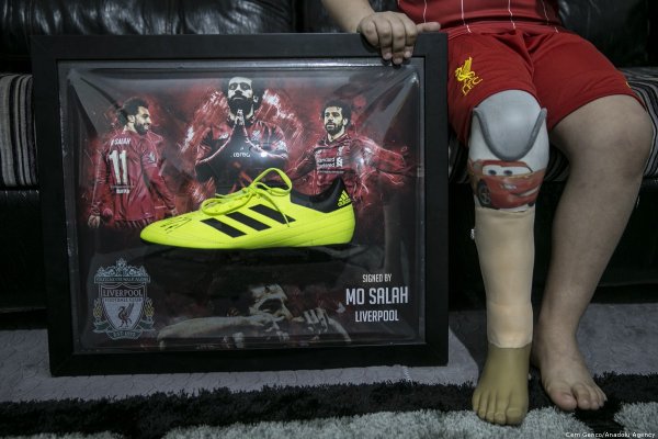 Mo Salah gives his shoes to a child who lost his leg in the Syria bombings.