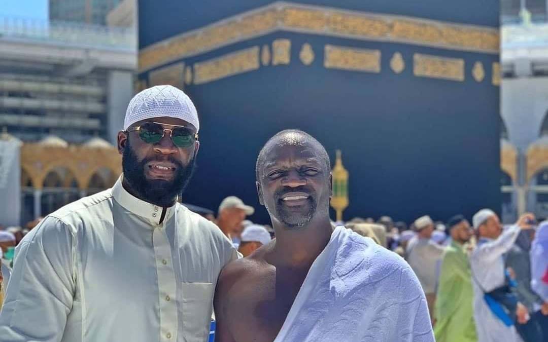 Us Superstar Singer Akon Performs Umrah Islamtics