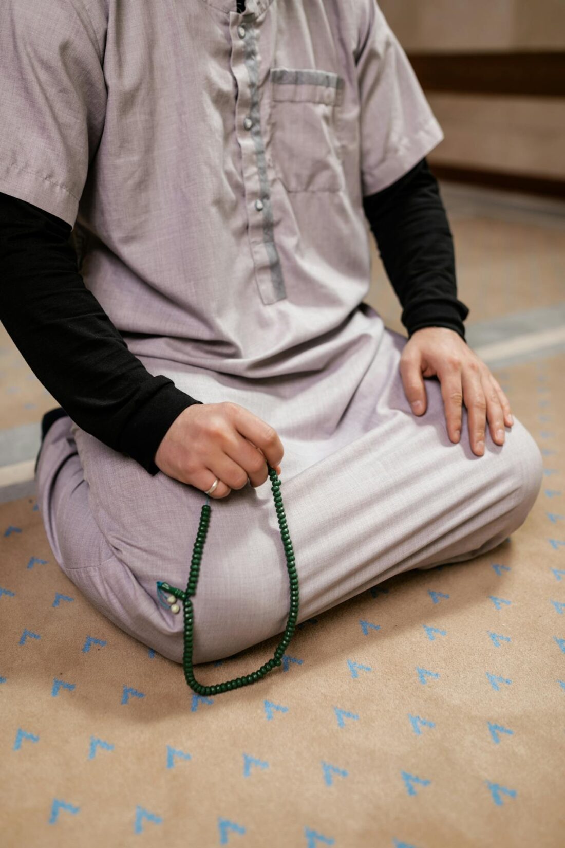 Hands holding tasbih prayer beads while reciting Alhamdulillah for inner peace and gratitude